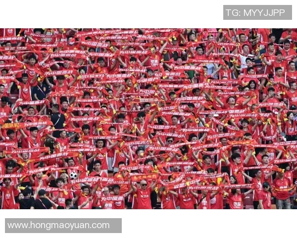 足球明星亲自为球迷拍摄手机视频展现温暖互动瞬间